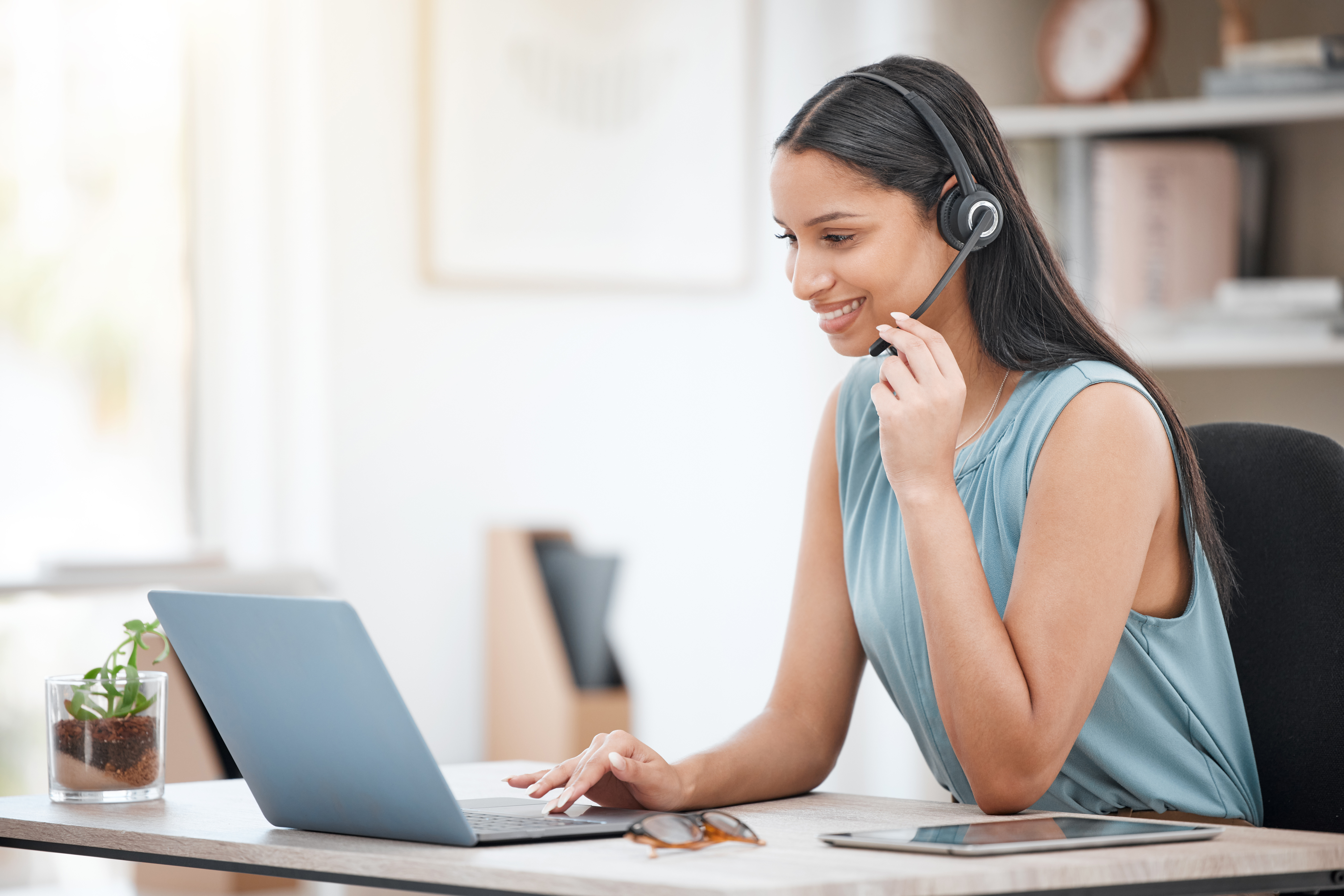 Customer support representative providing online training to a new user, demonstrating a key aspect of customer nurturing in the SaaS sales process.